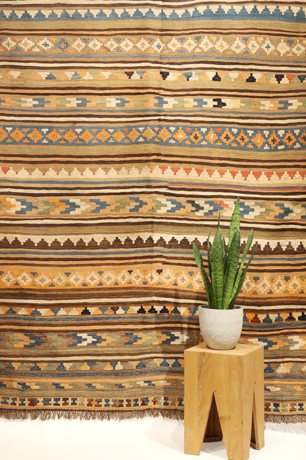 Semi-antique Qashqai kilim from Iran. 193x162 cms