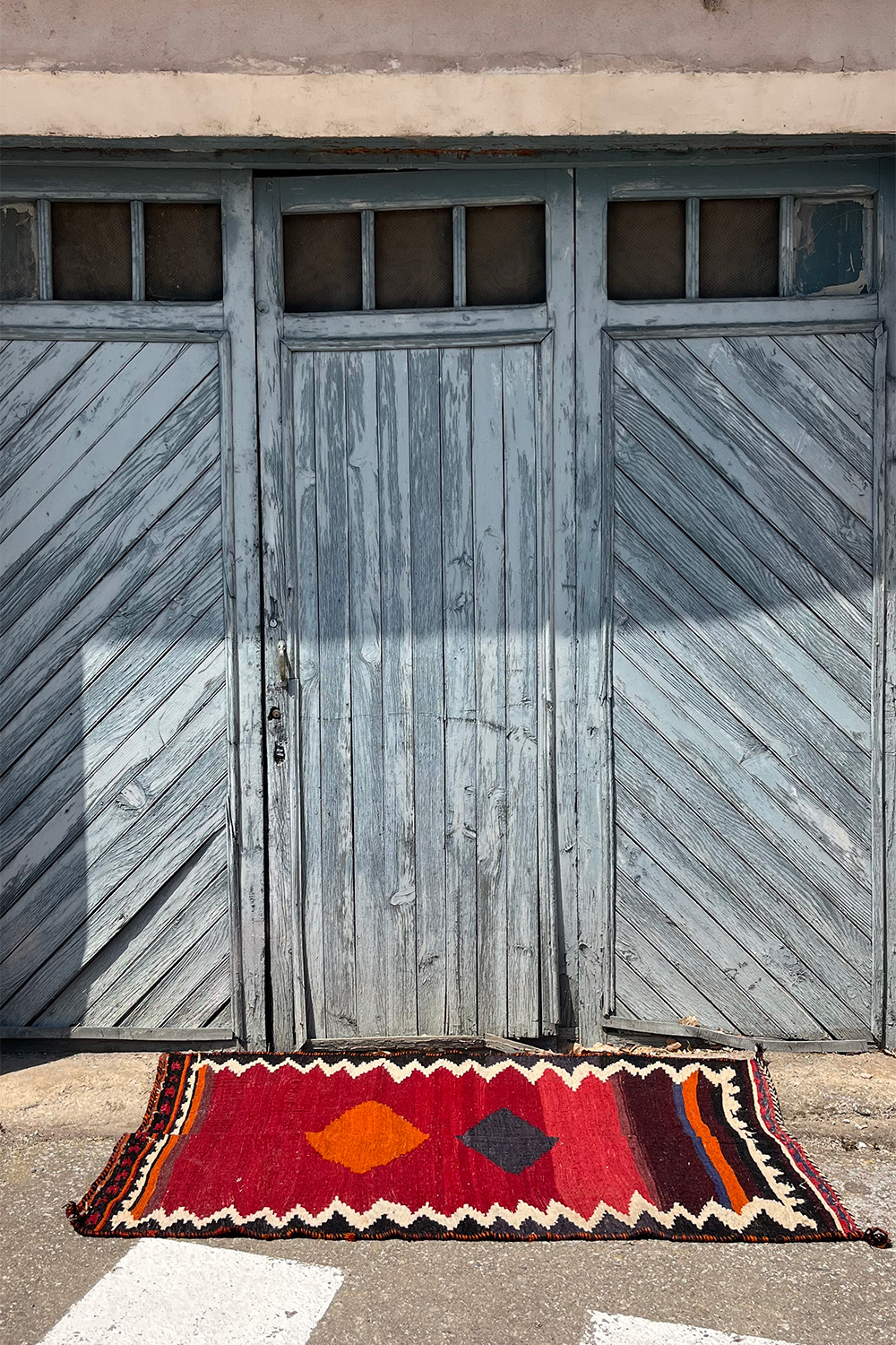 Vintage Qashqai sofreh kilim from Iran. 177x112 cms