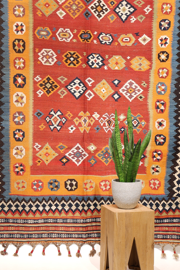 Antique Qashqai kilim from Iran. 270x160 cms