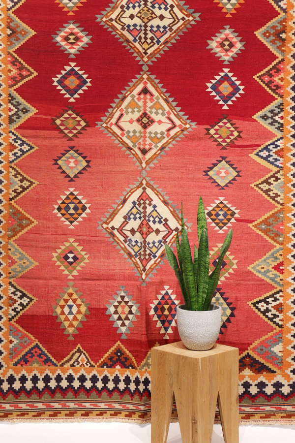 Semi-antique Qashqai kilim from Iran. 267x159 cms