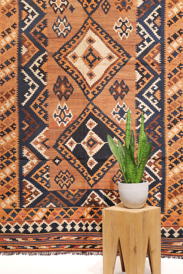 Semi-antique Qashqai kilim from Iran. 272x158 cms