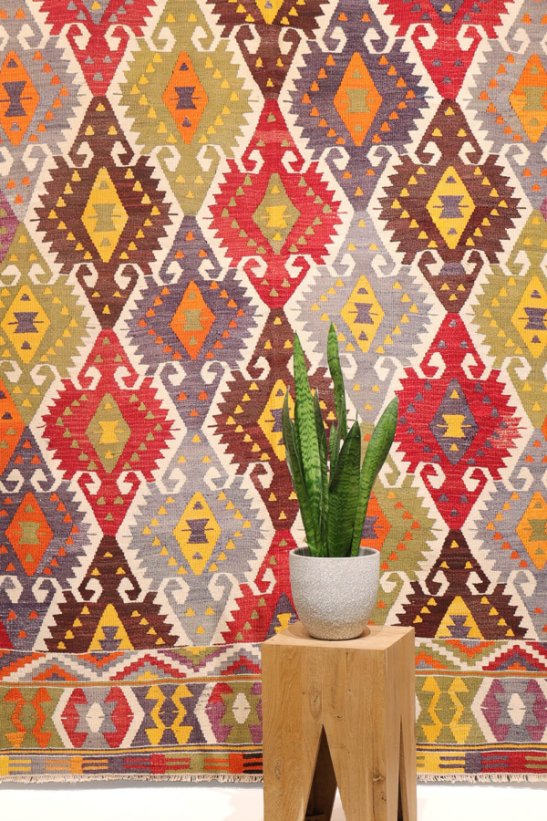 Kilim vintage de Barak con elibelinde, Turquía. 250x165 cms