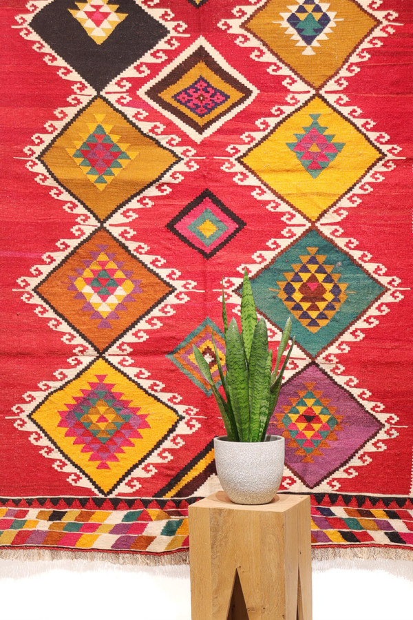 Vintage Qashqai kilim from Iran. 247x152 cms