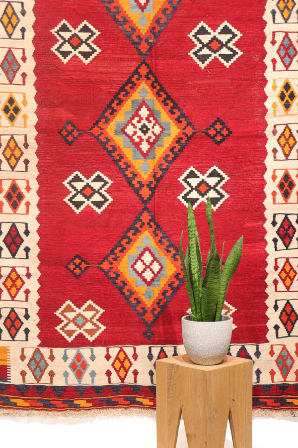 Vintage Qashqai kilim from Iran. 242x148 cms