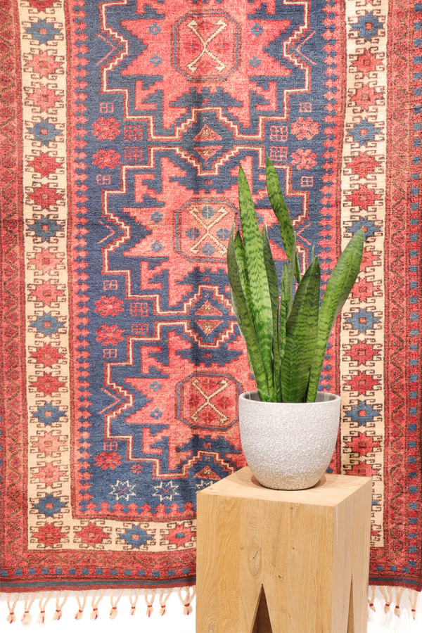 Semi-antique rug from Turkey. 177x103 cms