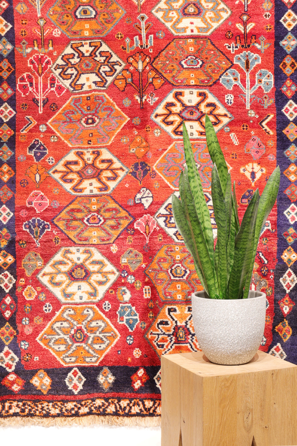 Vintage Qashqai rug from Iran. 162x106 cms