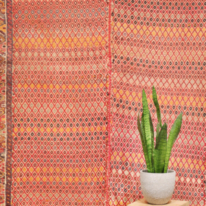 Semi-antique Arabic shiraki kilim from Iran. 200x160 cms