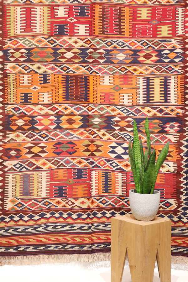 Semi-antique Qashqai kilim from Iran. 247x161 cms