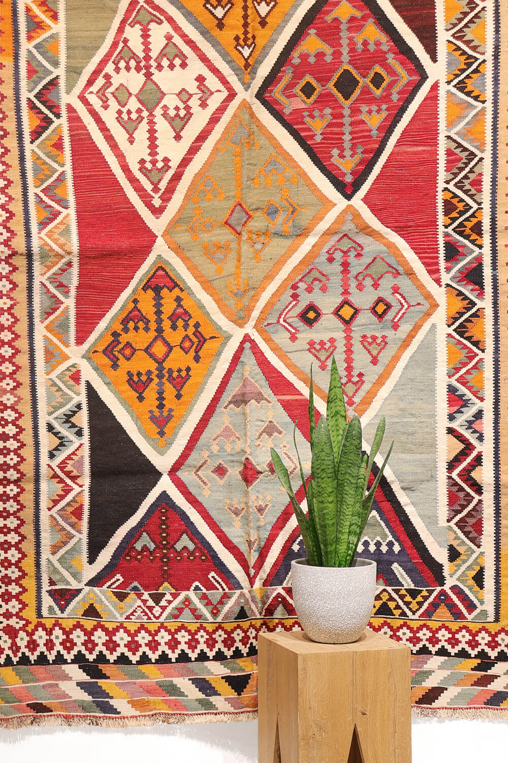 Semi-antique Qashqai kilim from Iran. 240x150 cms