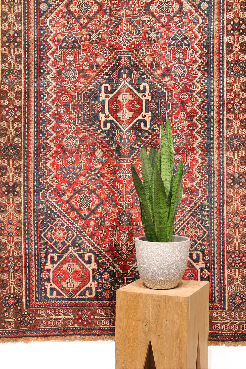 Antique Qashqai rug from Iran. 196x123 cms