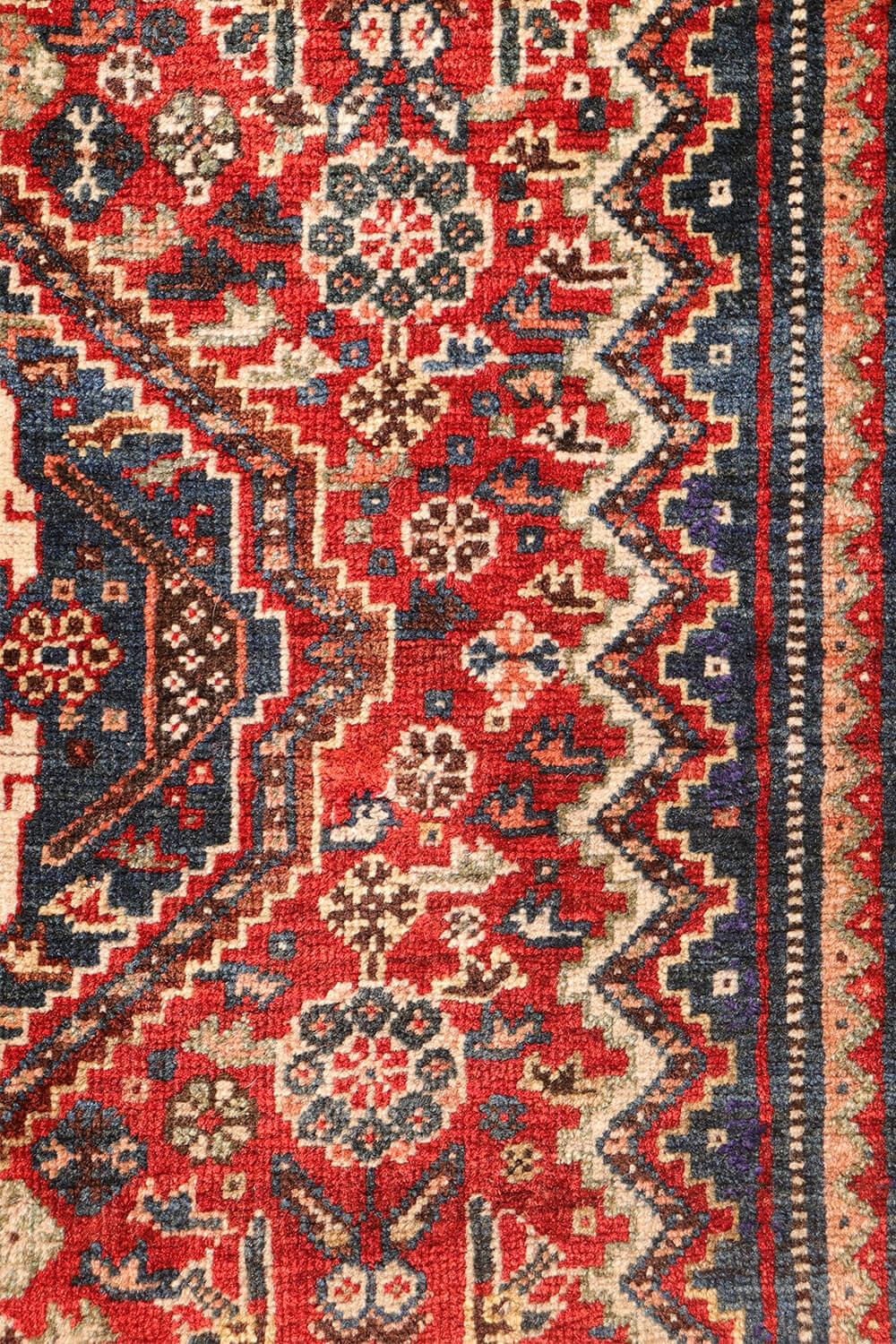 Antique Qashqai rug from Iran. 196x123 cms - Image 10