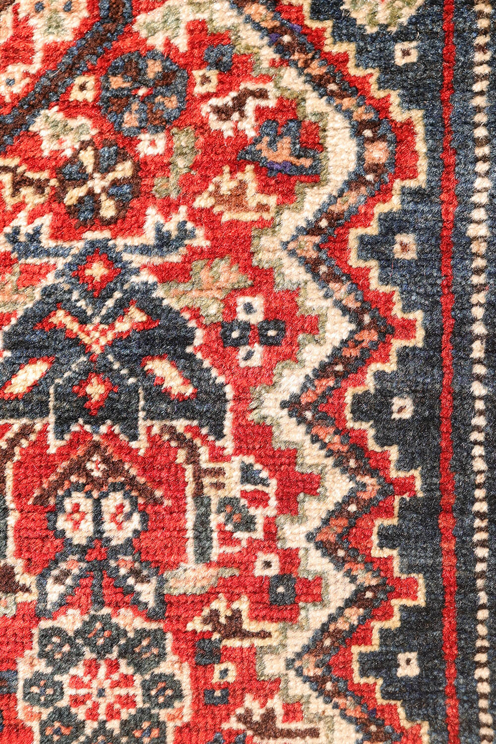 Antique Qashqai rug from Iran. 196x123 cms - Image 7