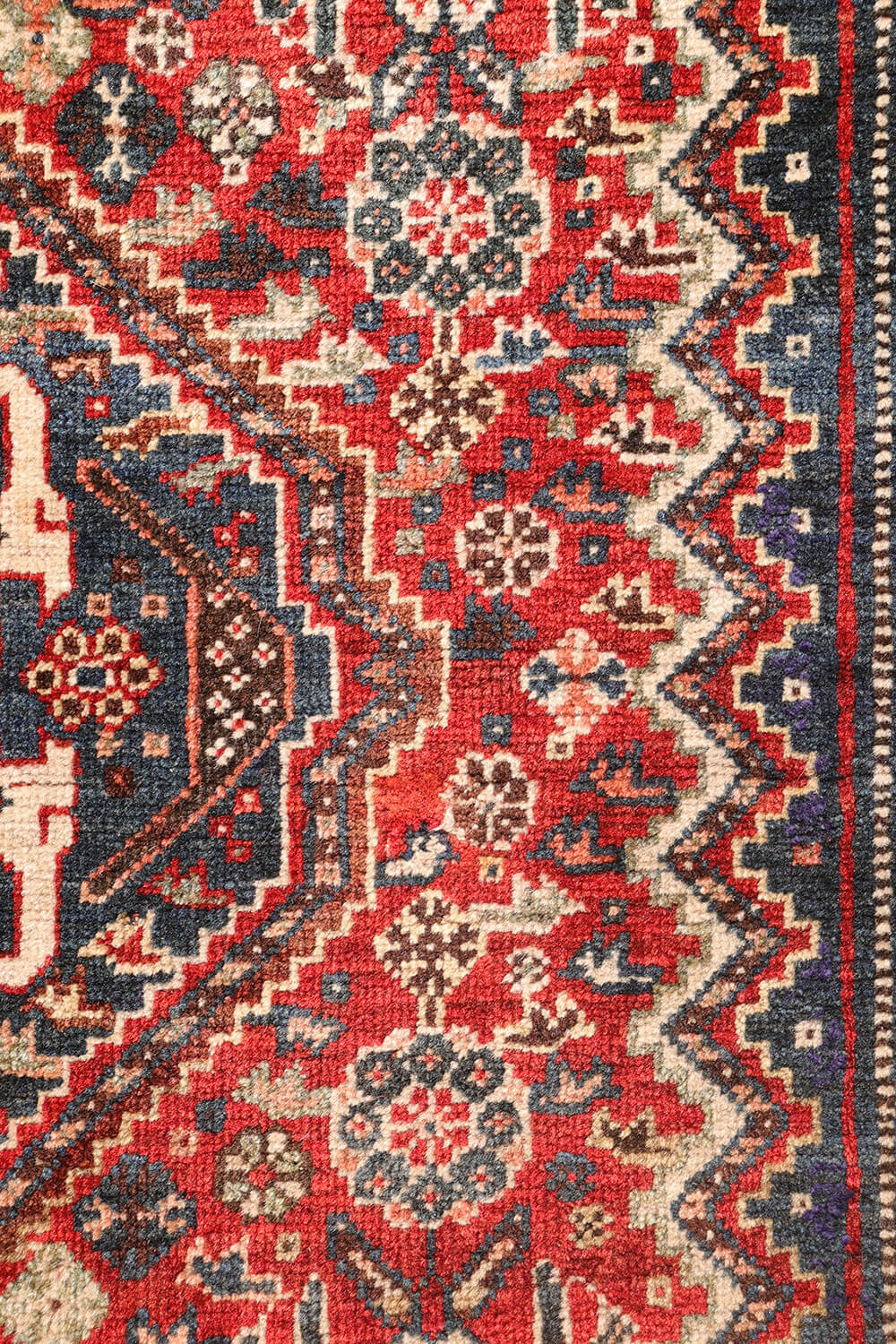 Antique Qashqai rug from Iran. 196x123 cms - Image 4