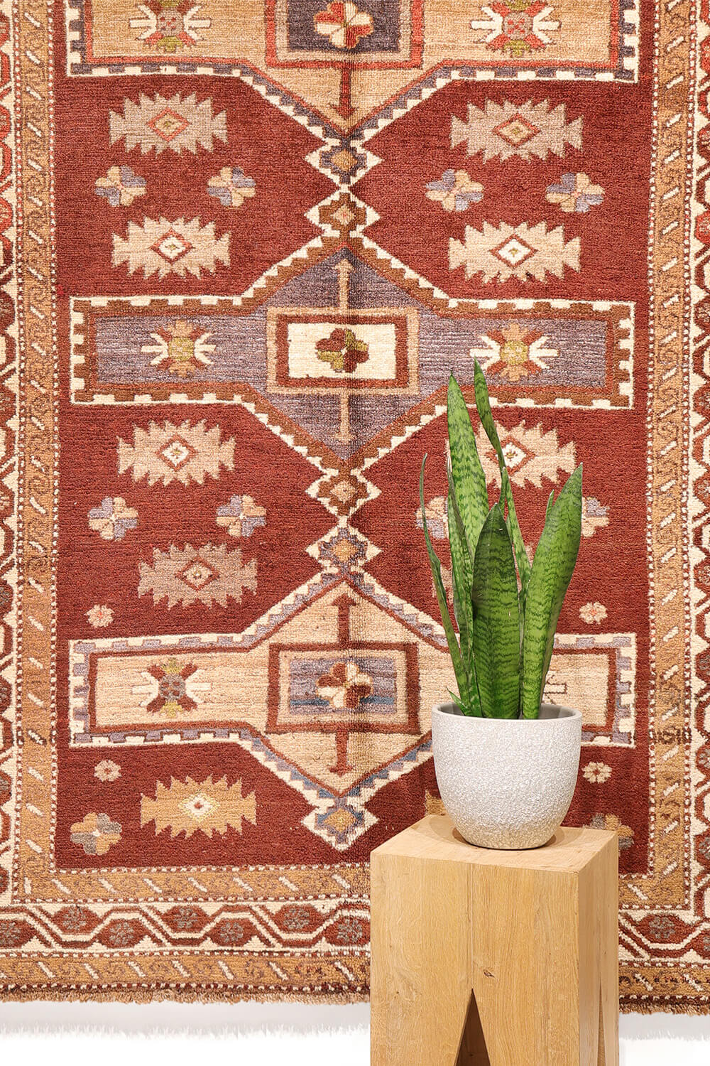 Semi-antique Kars rug from Turkey. 199x138 cms