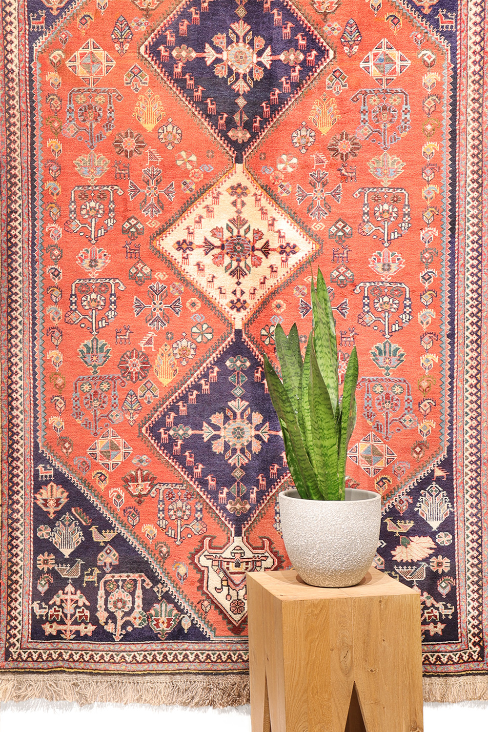 Semi-antique Qashqai rug from Iran. 198x114 cms