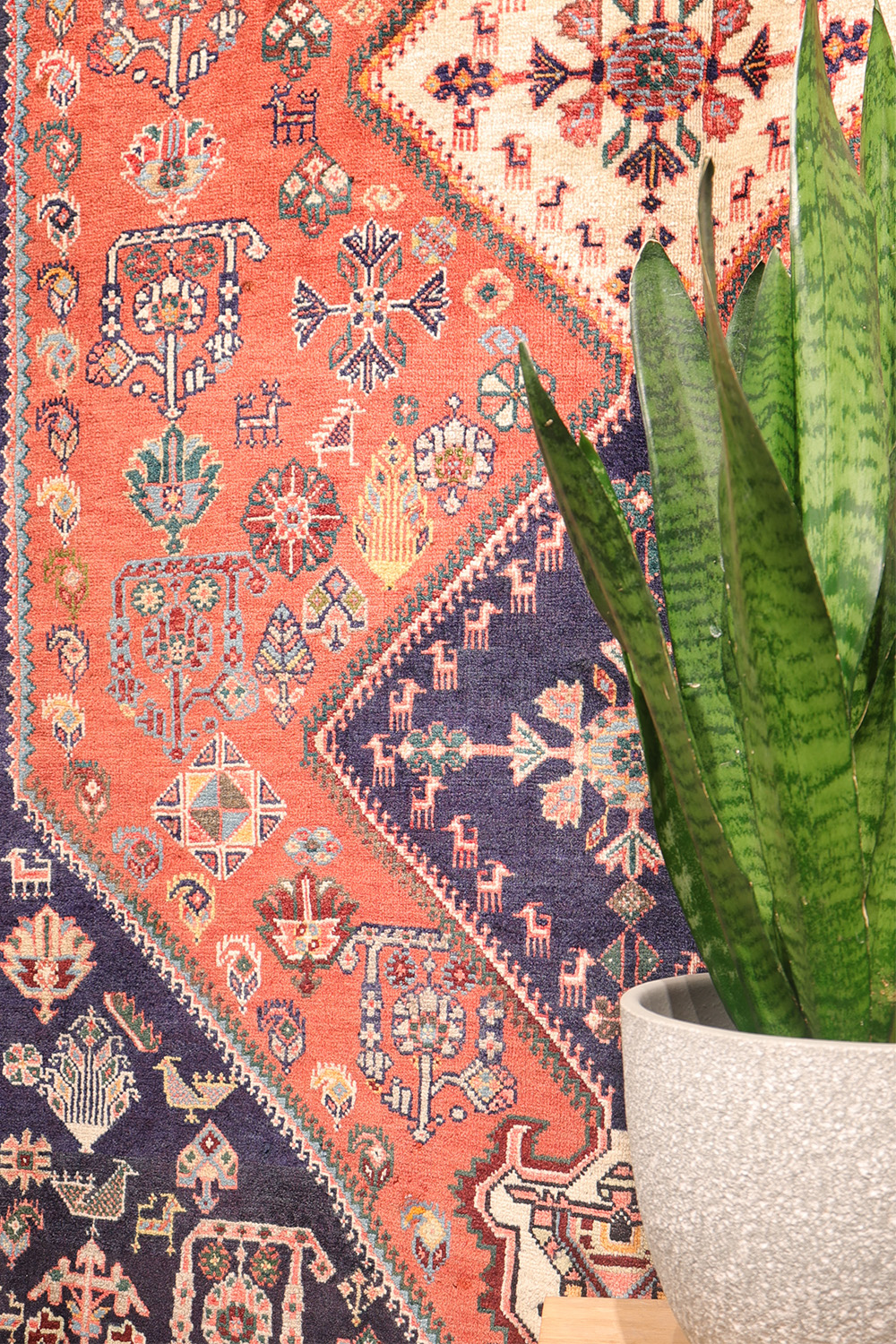 Semi-antique Qashqai rug from Iran. 198x114 cms - Image 3