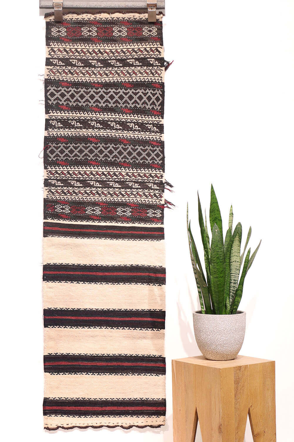 Kilim de pasillo Baluch semi antiguo, Irán. 157x48 cms