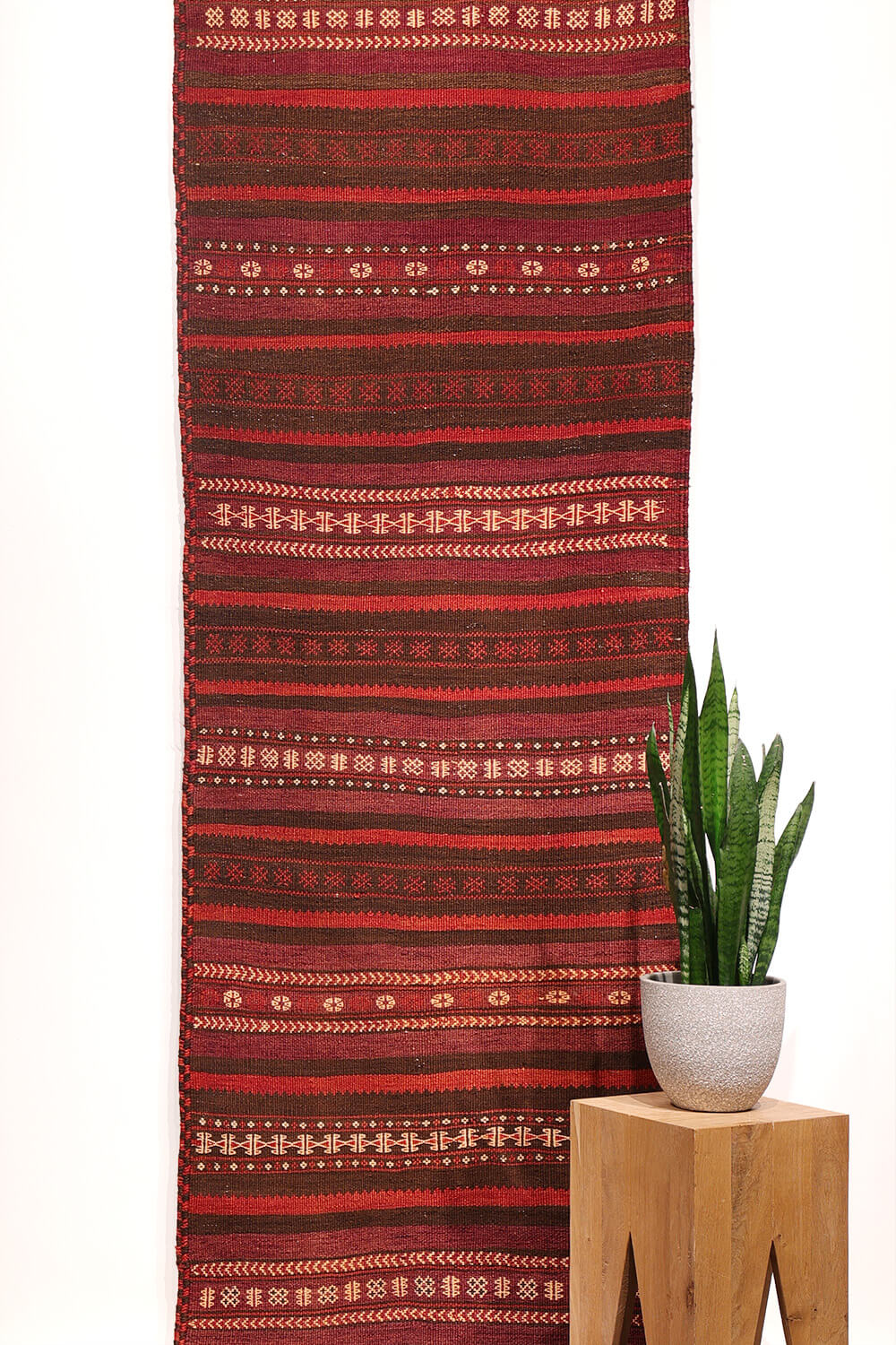 Kilim de pasillo Baluch semi antiguo, Afganistán. 348x78 cms