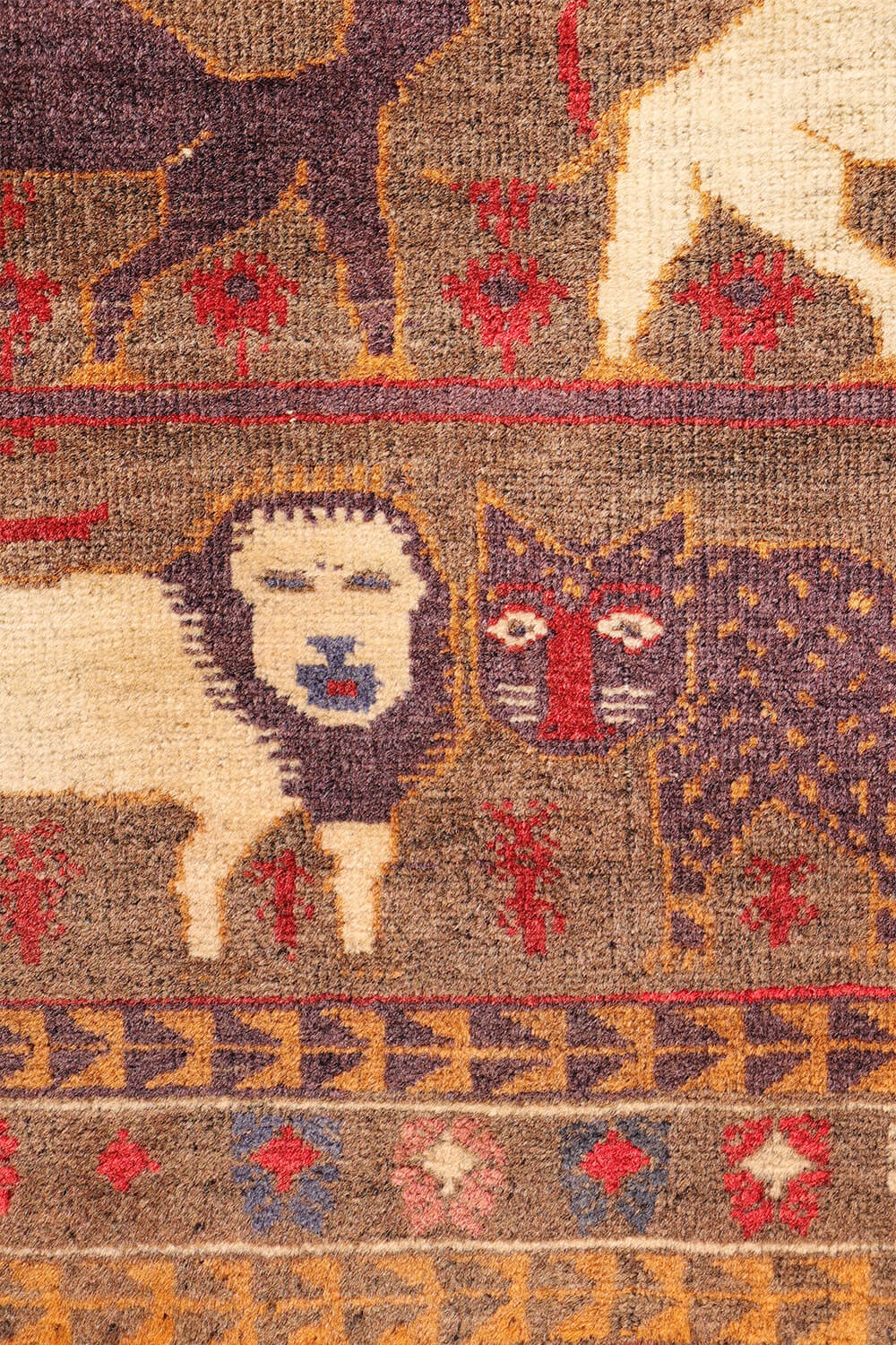 Semi-antique Baluch rug with tigers and lions. 201x91 cms - Image 5