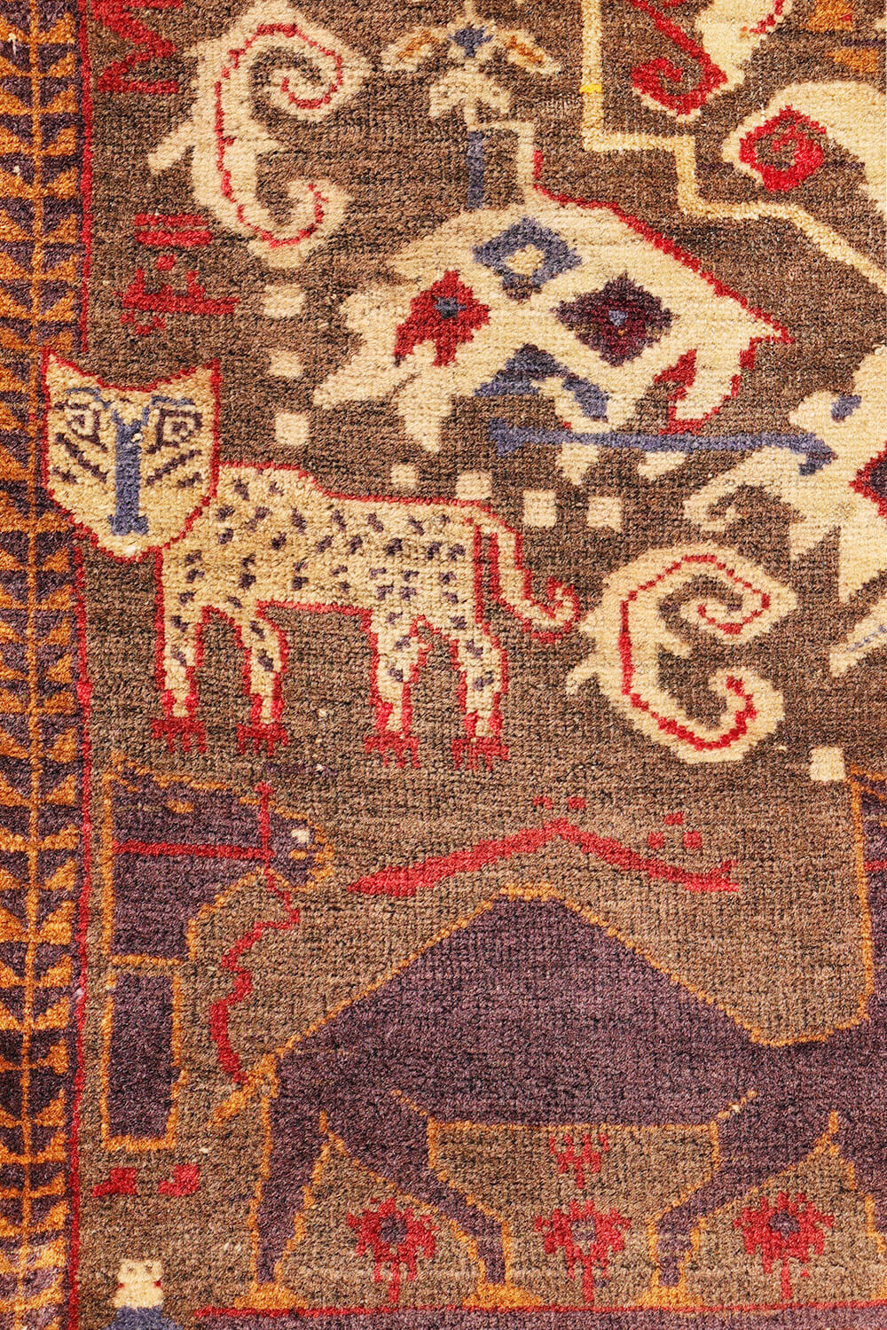 Semi-antique Baluch rug with tigers and lions. 201x91 cms - Image 7