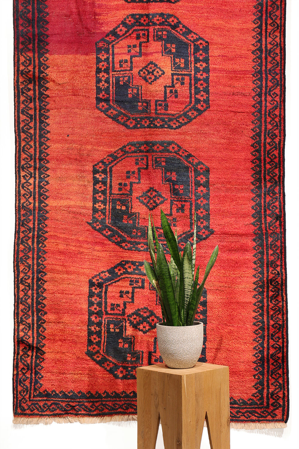 Alfombra Baluch semi antigua. 261x128 cms