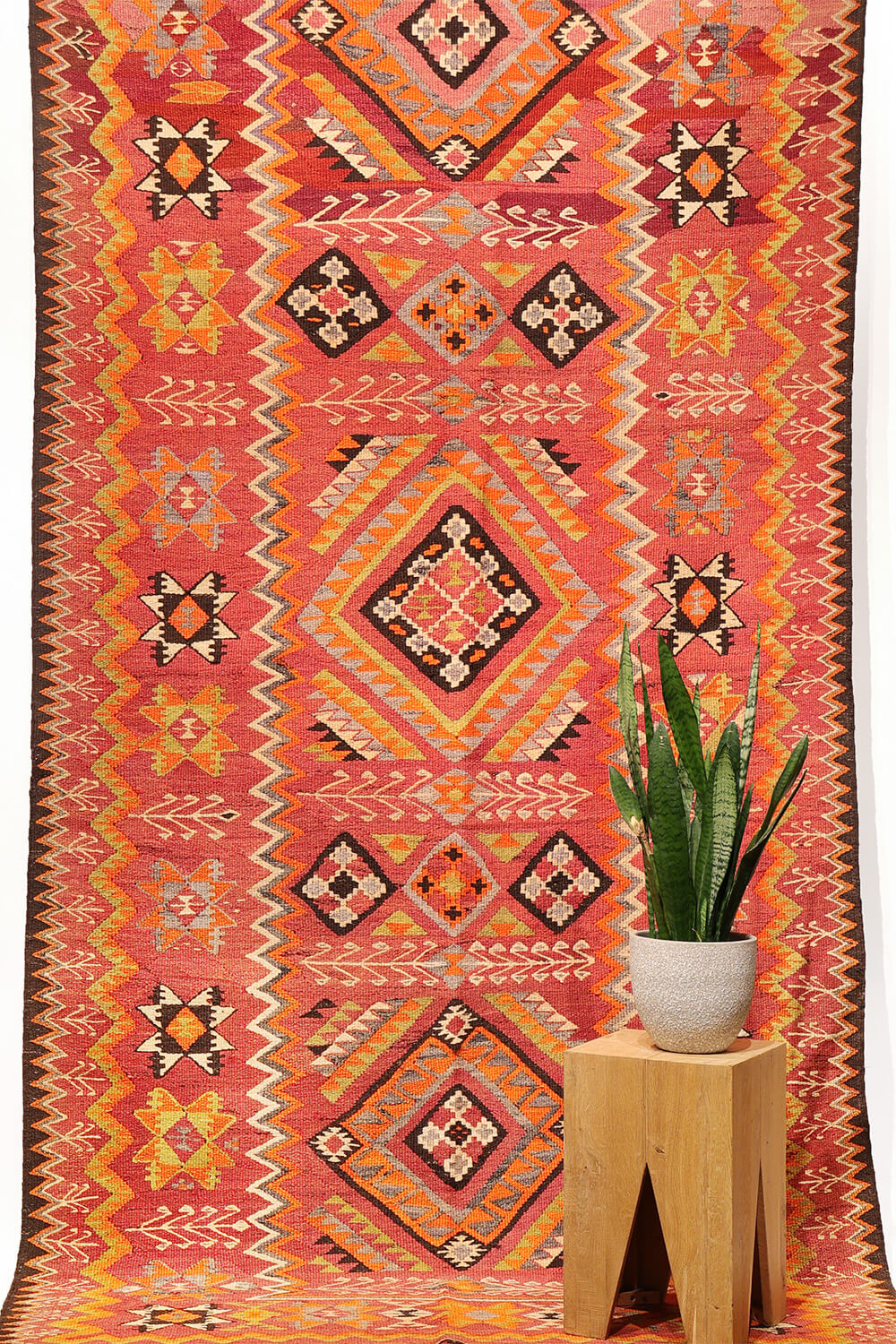 Kilim semi antiguo, Afganistán. 338x147 cms