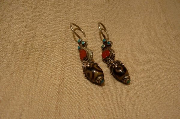 Pendientes tibetanos, 7,5x1x1 cms.